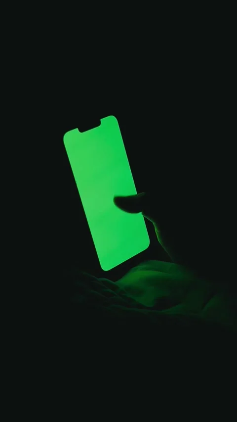 Hand scrolling on smartphone with green screen Vídeos de archivo 336848315