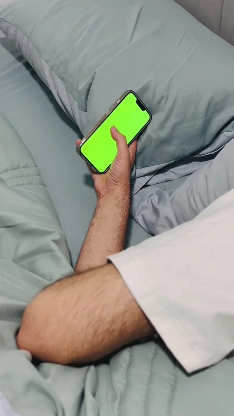 Hand scrolling on smartphone with green screen, Vídeos de archivo 336848316