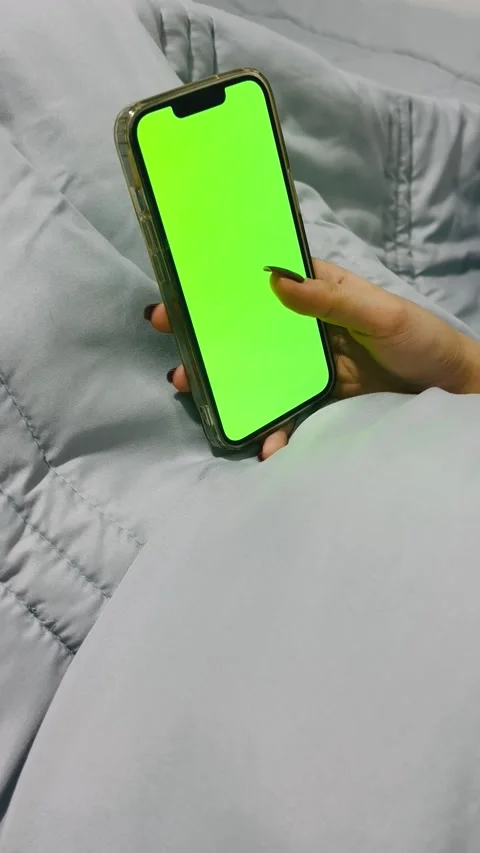 Hand scrolling on smartphone with green screen, Vídeos de archivo 336848317