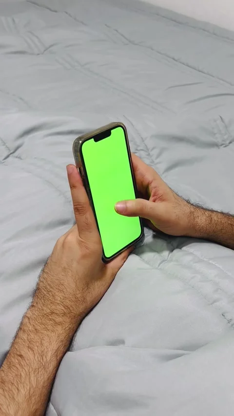 Hand scrolling on smartphone with green screen Vídeos de archivo 336848318