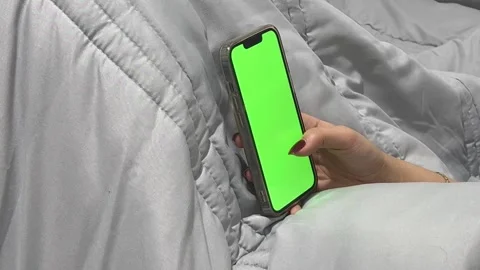 Hand scrolling on smartphone with green screen, Vídeos de archivo 336848570