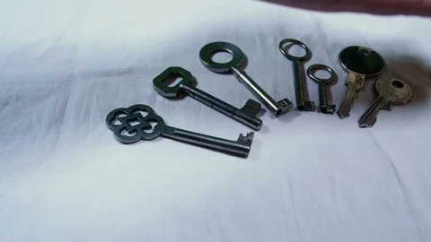 A hand searches through a bunch of keys, footage to represent situations of Stock Footage 101589548