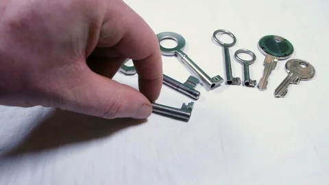 A hand searches through a bunch of keys, footage to represent situations of Vídeo Stock 101651034