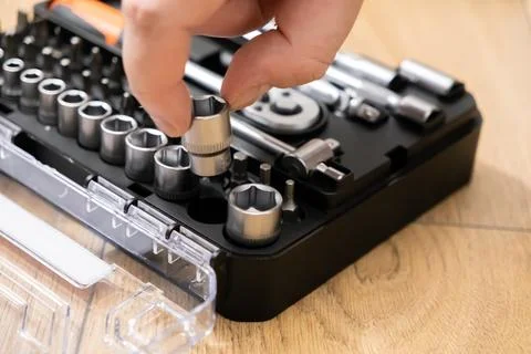 Hand selecting a chrome metal socket from a well-organized professional too.. Foto stock