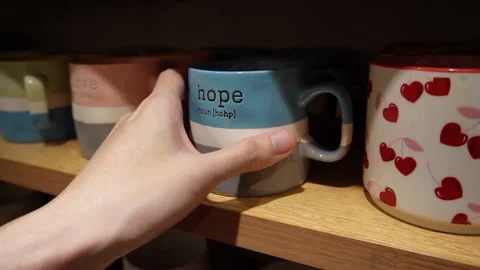Hand selecting a coffee mug Vídeo Stock 227840139