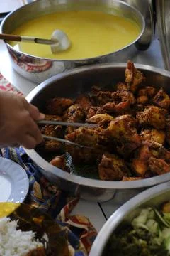 Hand Serving Delicious Crispy Fried Chicken Foto stock