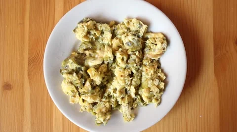 Hand serving scrambled eggs with vegetables Stock-Footage 47211885