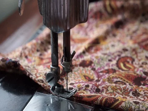 Hand is sewing the cloth using an old sewing machine. Vídeos de archivo 92652449