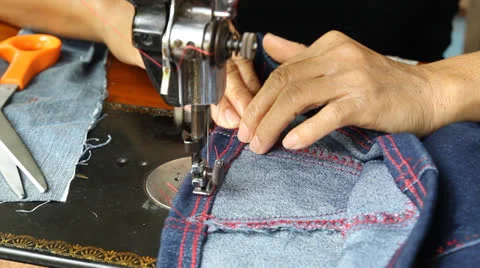 Hand sewing on a machine Video stock 22991410