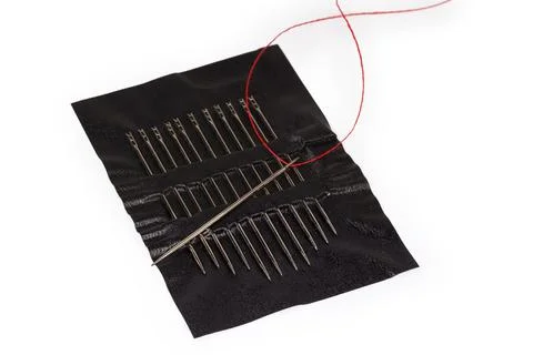 Hand sewing needle with inserted thread and other same needles Foto stock