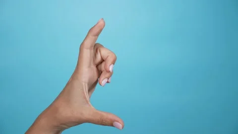 Hand showing different sizes of virtual object from small size to big one Stockbeeldmateriaal 165935307