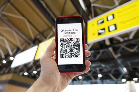 Hand showing face non-active QR code in the airport on the screen of smartphone Stockfoto's