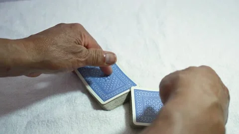 Hand shuffling the deck of cards 스톡 동영상 146041923