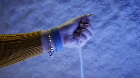 Hand sifting sand Vídeo Stock 108971904