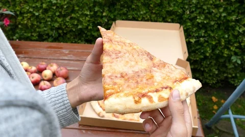 Hand with slice of pizza Vídeo Stock 118526330