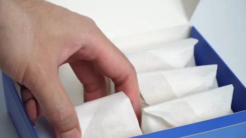 Hand is slowly Put fresh snacks in a bowl. Complement with a beautifully arr Vídeo Stock 294137795