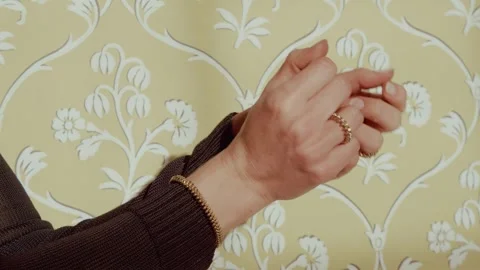 Hand smooth movement 動画素材 321551663