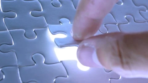 Hand solving and completing the jigsaw puzzle. Business teamwork brainstorming Vídeos de archivo 336248658