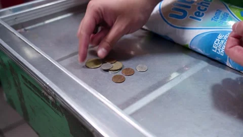Hand Sorting Coins at a Local Grocery in Ecuador, 2024 動画素材 287660406