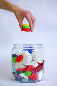 Hand Sorting Colorful Plastic Bottle Caps Foto stock