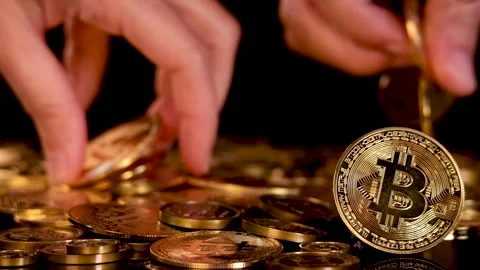 Hand Sorting Gold Cryptocurrency Coins on Black Background Vídeo Stock 318442154