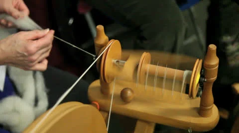 Hand spinning wool to yarn Видео 22918759
