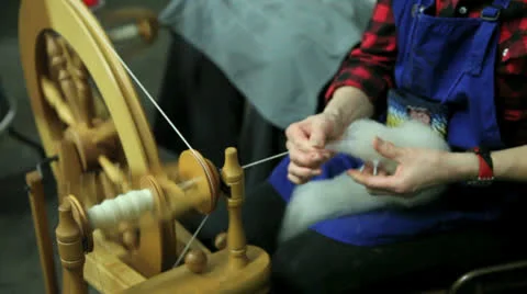 Hand spinning wool to yarn Stock Footage 22918836