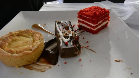  Hand with spoon takes from a cake with cherry sauce and dessert with mascarpone Vidéo 102064893