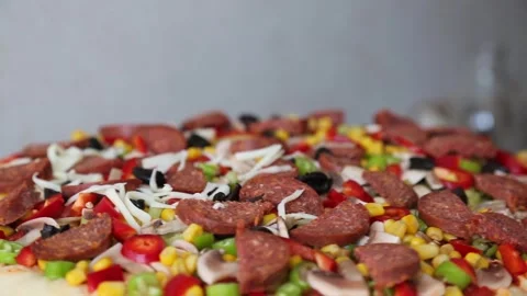 Hand Sprinkling Grated Cheese Over Pizza Toppings Stockbeeldmateriaal 343747366
