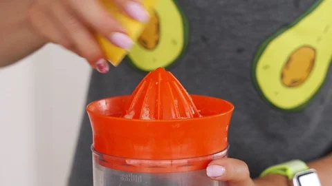 Hand squeeze fresh lemon. Lemon juice drains from the pulp and drips. Vídeos de archivo 111443566