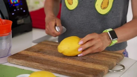 Hand squeeze fresh lemon. Lemon juice drains from the pulp and drips. Vídeo Stock 111444221
