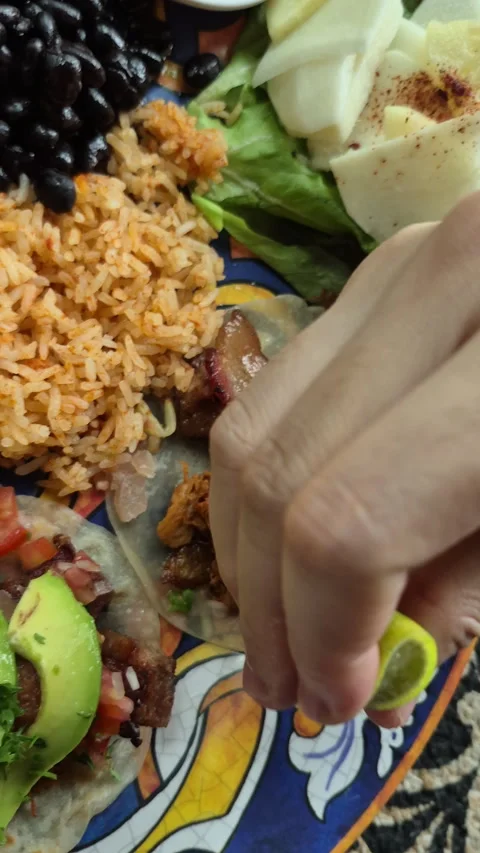 Hand squeeze lime on tacos Mexican plate food vertical video top view 스톡 동영상 318719340