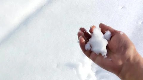 Hand squeezing fresh snow closeup clean white winter background Foto stock