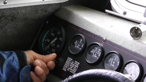 Hand starting the boat with key 库存影片 83183778