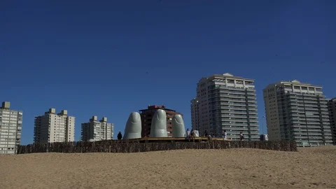 The Hand Statue in Punta del Este with city background. Uruguay. Vídeo Stock 118044855