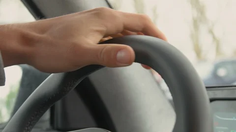 Hand on steering wheel Vídeos de archivo 110799569