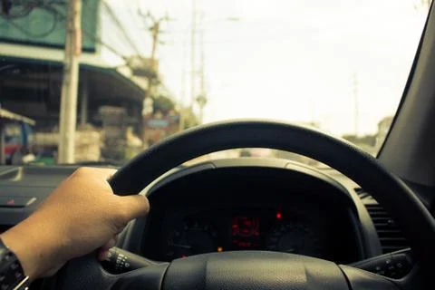 Hand on steering wheel while driving forward. Foto stock