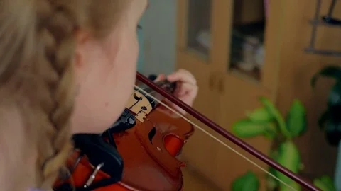 Hand on the strings of a violin 動画素材 78234501