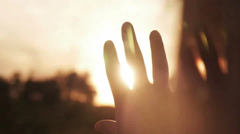 Hand stroking sun stroke sun at sunset Vidéo 67417204