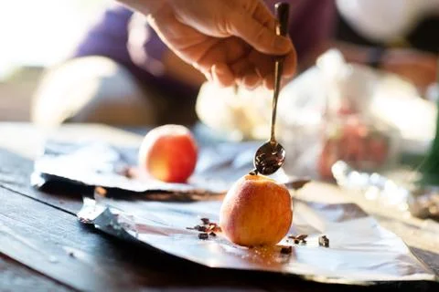 Hand Stuffing Chocolate Chips Into Apple Foto stock
