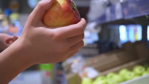 A hand takes an apple from a shelf in a supermarket. 스톡 동영상 252201533