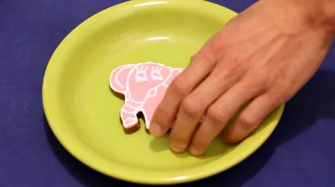 Hand takes away gingerbread cookie in the form of an elephant from a plate Vídeos de archivo 46434460