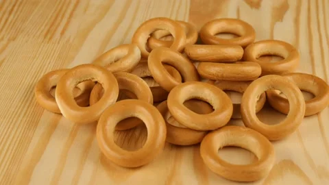 Hand takes a bagel 스톡 동영상 186943670