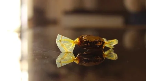 Hand takes candy from the table Stock-Footage 65300551