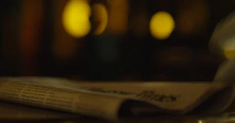 Hand takes newspaper Vidéo 112097506