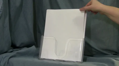 Hand takes papers for a presentation against a blue background Video stock 35533334