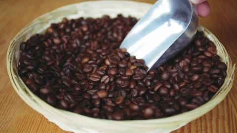 Hand takes roasted coffee beans 库存影片 150402417