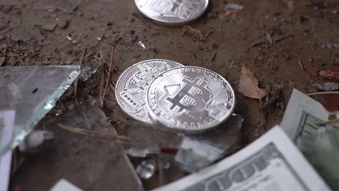 The hand takes the silver bitcoin 스톡 동영상 81935364