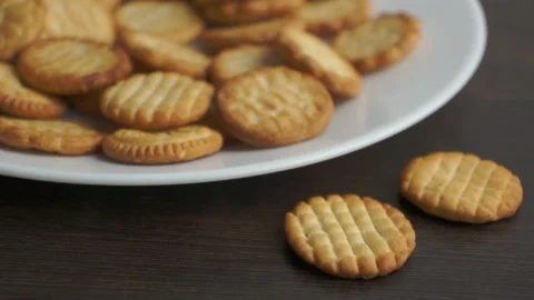 Hand takes small round cookie from the plate Stock-Footage 152829912