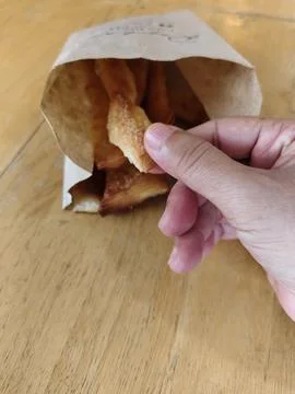 Hand taking bread stick in paper bag. Foto stock